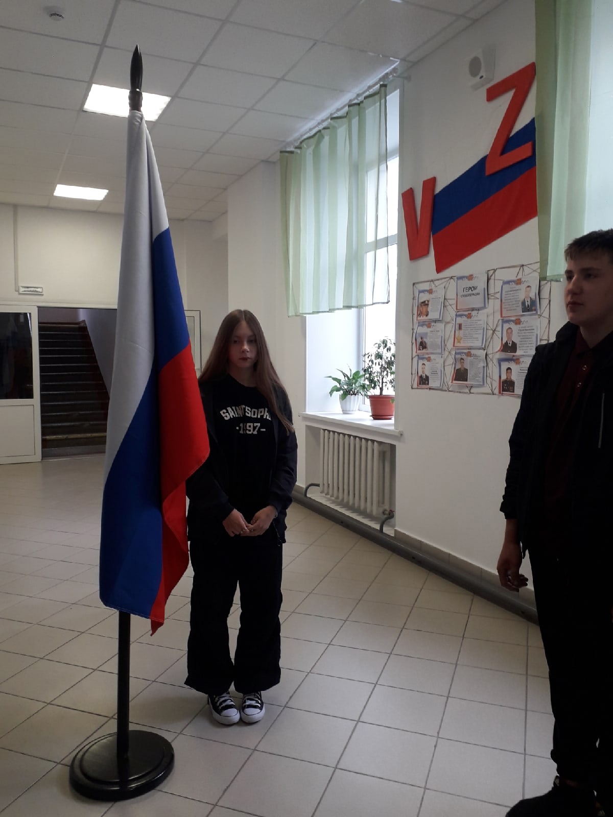 Торжественный вынос флага РФ и исполнение гимна..